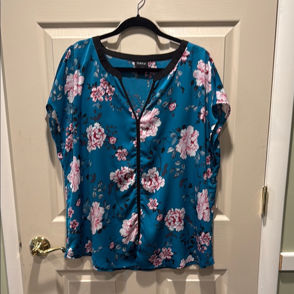 Torrid Blue Floral Blouse Short Sleeve Relaxed